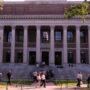 Copertina di Continua il braccio di ferro tra Trump e le università Usa, il Pentagono: “Stop alle collaborazioni con istituiti stranieri o bloccheremo i fondi”