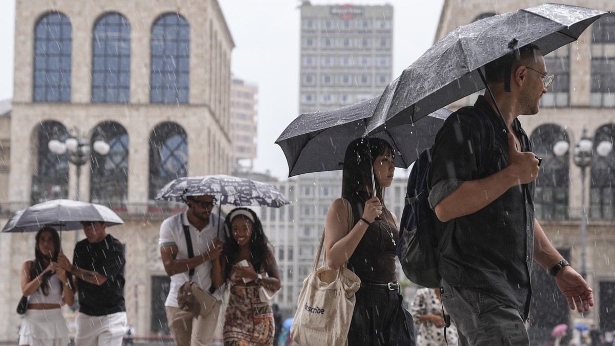 seimila utenze senza corrente in toscana in lombardia sei comuni isolati e 350 evacuati tutti i danni del maltempo da Ilfattoquotidiano.it seimila utenze senza corrente in toscana in lombardia sei comuni isolati e 350 evacuati tutti i danni del maltempo
