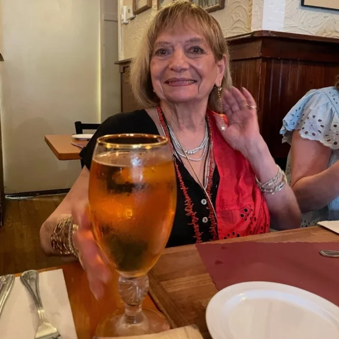 “Ho 101 anni, guido, lavoro mi alleno e ballo. Il mio segreto? Mangio un uovo tutti i giorni a colazione e una birra a settimana”: la ricetta di longevità di Anne Angioletti