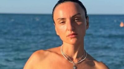 Copertina di “È caduta nella trappola, nulla è cambiato”: Arisa festeggia 44 anni e pubblica una foto in topless, il post fa discutere