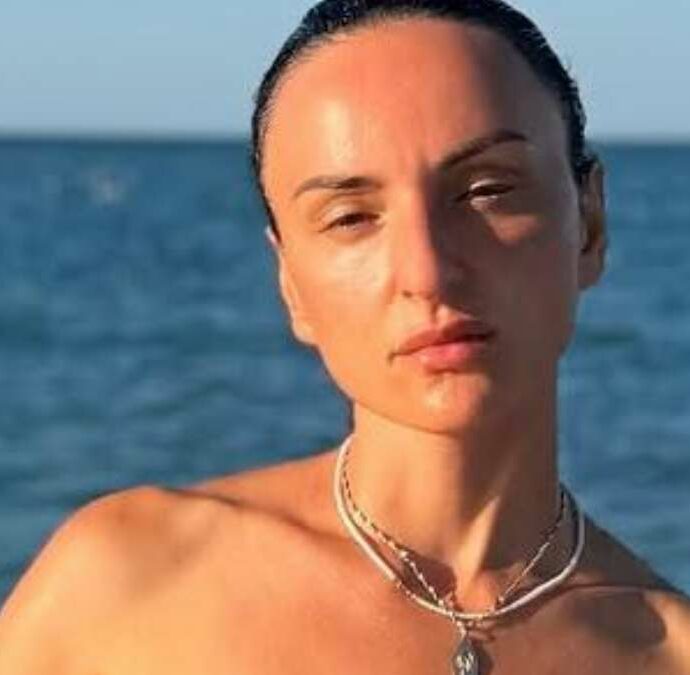 “È caduta nella trappola, nulla è cambiato”: Arisa festeggia 44 anni e pubblica una foto in topless, il post fa discutere