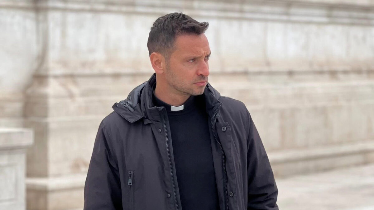 “Me ne sono andato dal seminario minore sbattendo la porta, con Dio avevo chiuso. Il celibato non è facile, prima del sacerdozio avevo una fidanzata. La vocazione non ti risparmia la fatica”: parla don Davide Banzato