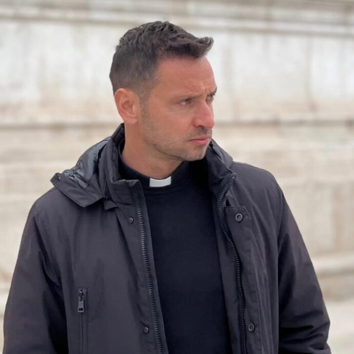 “Me ne sono andato dal seminario minore sbattendo la porta, con Dio avevo chiuso. Il celibato non è facile, prima del sacerdozio avevo una fidanzata. La vocazione non ti risparmia la fatica”: parla don Davide Banzato