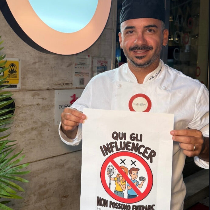 “Qui gli influencer non possono entrare. Uno era venuto a mangiare da cliente, poi si è volatilizzato”: lo sfogo del pizzaiolo Lele Scandurra. Il suo cartello è virale