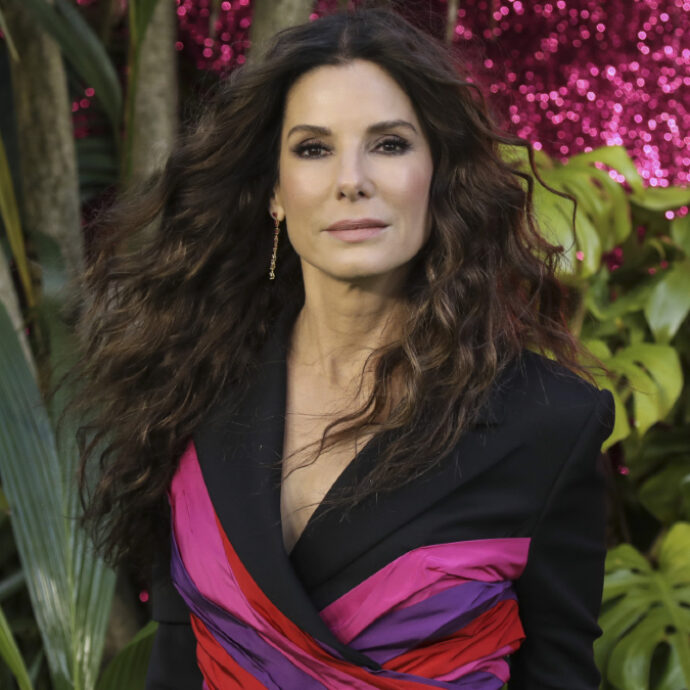 “Non potevo parlare della sua malattia, portare il peso della diagnosi mi ha isolata. Ho iniziato a elaborare il lutto quattro anni prima che lui scomparisse”: Sandra Bullock sulla morte del compagno Bryan Randall