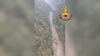 Copertina di Nubifragio nella Bergamasca, la frana e il fiume in piena a Isola di Fondra: il video dall’elicottero dei vigli del fuoco