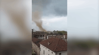 Copertina di Temporali a Torino, la città attraversata da una tromba d’aria: “Non succedeva dal 1949”. Il video