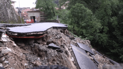 Copertina di Nubifragi in Toscana, crolla la strada in provincia di Massa-Carrara: salvate tre persone – Video