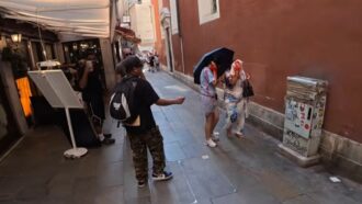 Copertina di Risse, vernice rossa e lanci di pietre tra youtuber “giustizieri” e presunti borseggiatori a Venezia. Polemiche tra FdI e Pd