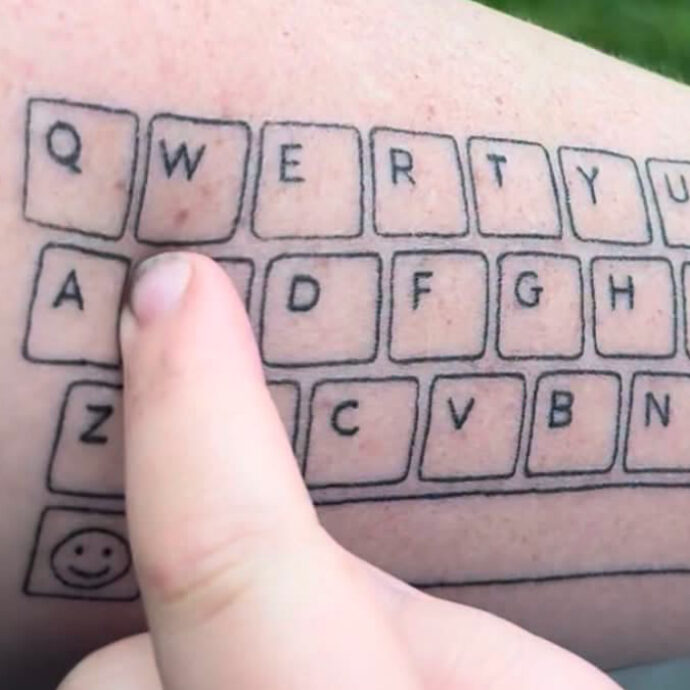 Si tatua una tastiera sul braccio per comunicare con il figlio autistico non verbale: “Procurerei al mio corpo mille cicatrici se questo potesse aiutarlo”