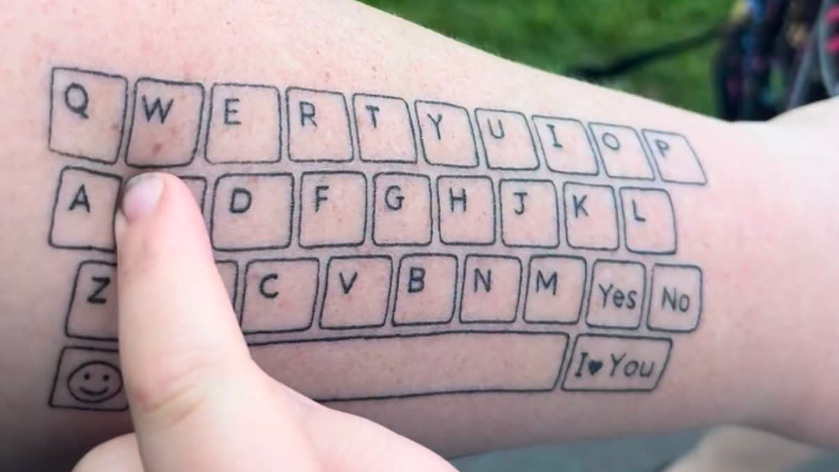 si tatua una tastiera sul braccio per comunicare con il figlio autistico non verbale procurerei al mio corpo mille cicatrici se questo potesse aiutarlo da Ilfattoquotidiano.it si tatua una tastiera sul braccio per comunicare con il figlio autistico non verbale procurerei al mio corpo mille cicatrici se questo potesse aiutarlo