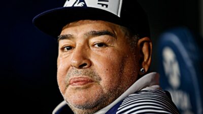 Copertina di “Gli esami clinici erano del padre”: choc al processo sulla morte di Maradona, interrotte le udienze