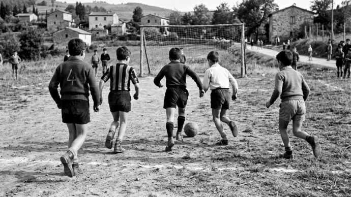 L’infanzia al campetto: pali inventati, chinotto e tanta  felicità gratuita