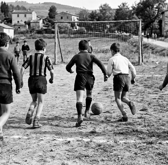 L’infanzia al campetto: pali inventati, chinotto e tanta  felicità gratuita