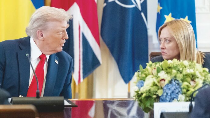Meloni in crisi snobba Trump e bluffa  sui migranti: “Il Patto Ue un successo”