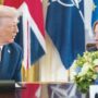 Copertina di Meloni in crisi snobba Trump e bluffa  sui migranti: “Il Patto Ue un successo”