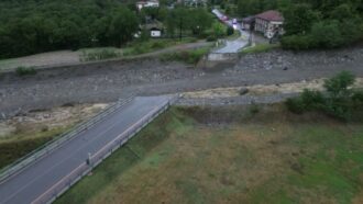 Copertina di Lombardia, le precipitazioni distruggono un ponte a Sonico, resta chiusa la SS42: le immagini dal drone