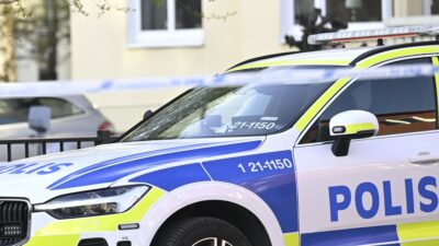 Copertina di Un 18enne armato di spada attacca una scuola in Svezia: tre feriti, due gravi. Fermato l’assalitore: è un ex studente