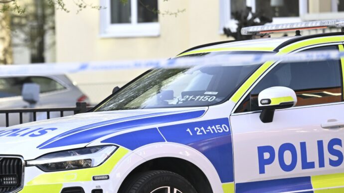 Un uomo armato di spada attacca una scuola in Svezia: “Ci sono diversi feriti, la polizia gli ha sparato”