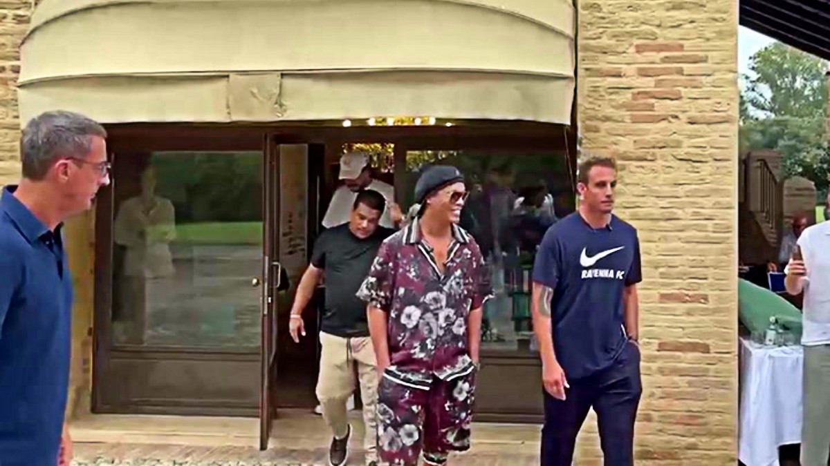 ronaldinho riparte dalla serie c a 46 anni e vuole giocare sto bene 8211 video da Ilfattoquotidiano.it ronaldinho riparte dalla serie c a 46 anni e vuole giocare sto bene 8211 video