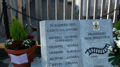 Copertina di Strage di Brandizzo, la procura apre una nuova inchiesta su Rfi: “Dopo tre anni procedure di sicurezza mai aggiornate”