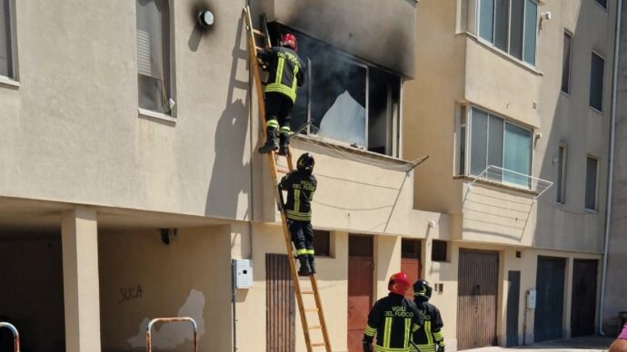 Esplosione in una palazzina nel Brindisino: grave un anziano che stava sostituendo una bombola. Quattro bambini intossicati