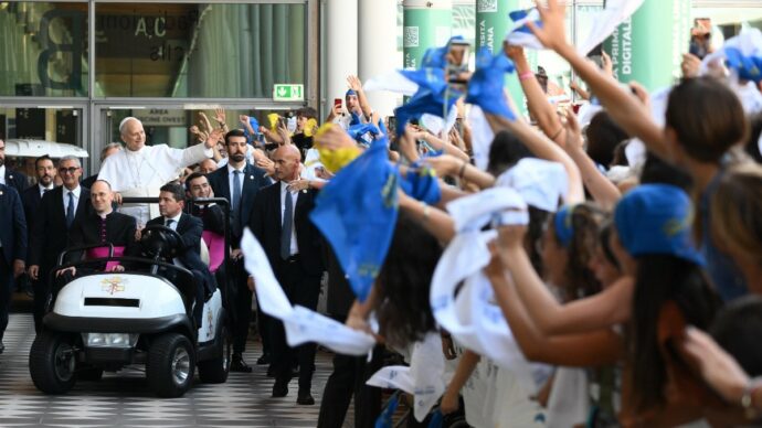 In 60mila al Meeting di Rimini per il Papa: “Prima dei confini ci sono le persone. Opponiamo misericordia al falso realismo che riarma le nazioni”