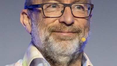 Copertina di “Sono un re senza potere, non ho bisogno di uno yacht per essere felice e non andrò in pensione. Vince lo ‘zio pazzo’, gli algoritmi favoriscono i contenuti peggiori”: parla Jimmy Wales, il creatore di Wikipedia
