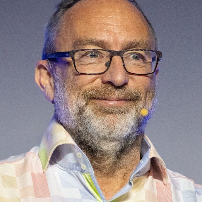 “Sono un re senza potere, non ho bisogno di uno yacht per essere felice e non andrò in pensione. Vince lo ‘zio pazzo’, gli algoritmi favoriscono i contenuti peggiori”: parla Jimmy Wales, il creatore di Wikipedia
