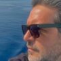 Copertina di Si tuffa in mare per aiutare alcuni ragazzi: muore annegato il designer Paolo Allasia