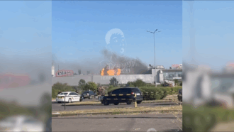 Copertina di Droni russi colpiscono centro commerciale in pieno giorno a Kryvyi Rih: il video dell’attacco