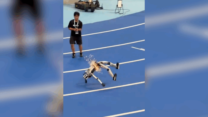 Robot perde il controllo durante la corsa, si schianta e poi esplode: il test in Cina finisce male – Video