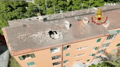 Copertina di Esplosione in una palazzina a Perugia, i gravi danni al tetto parzialmente crollato: il video dall’alto