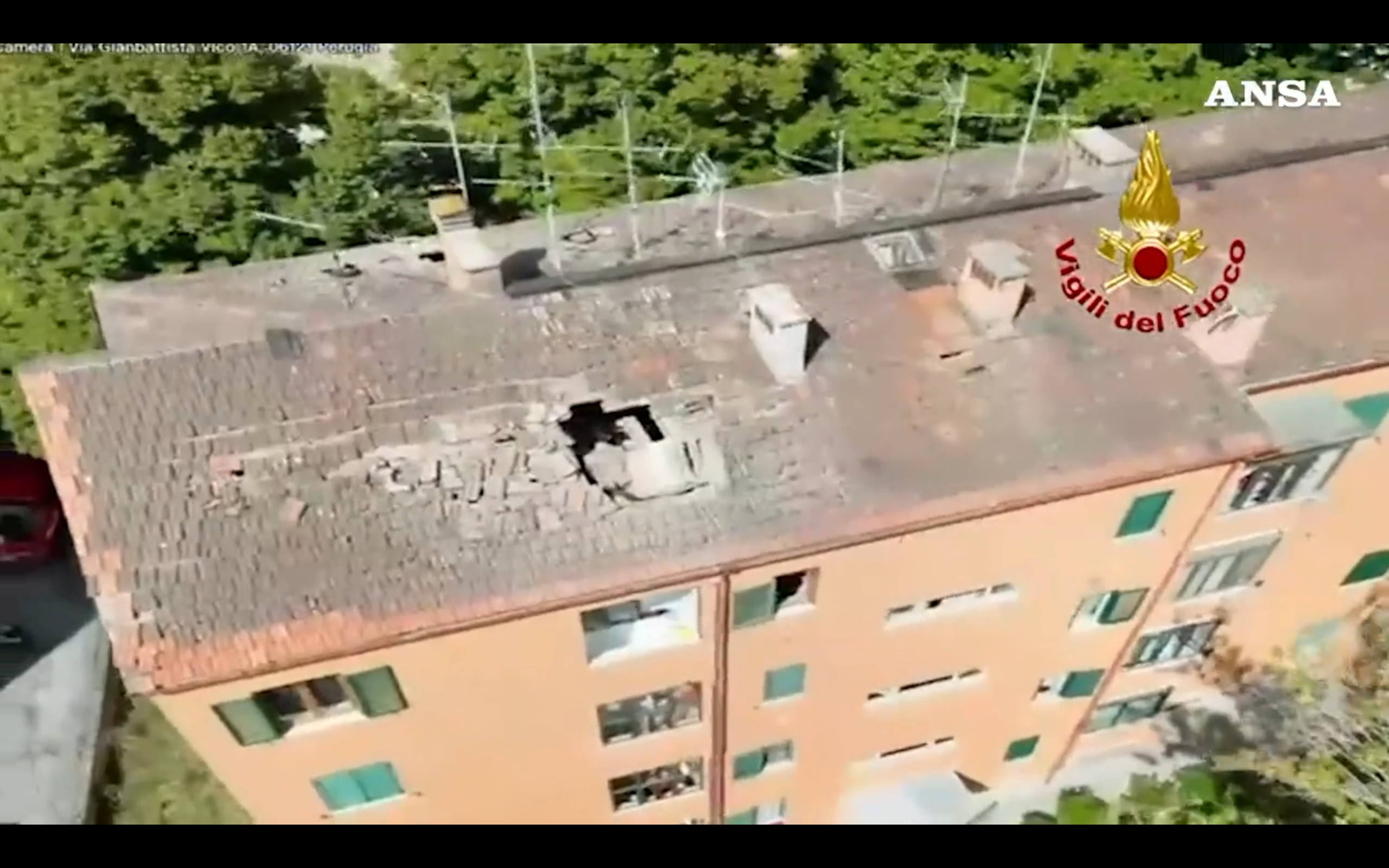 esplosione in una palazzina a perugia i gravi danni al tetto parzialmente crollato il video dall8217alto da Ilfattoquotidiano.it esplosione in una palazzina a perugia i gravi danni al tetto parzialmente crollato il video dall8217alto