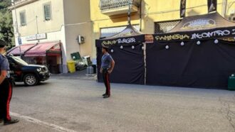Copertina di Un 15enne e un 36enne trovati morti in uno stand. Ipotesi monossido di carbonio, indagini in corso