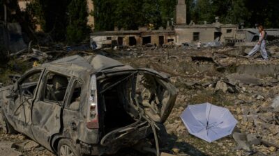 Copertina di Altri attacchi russi in pieno giorno: 7 morti. Macron sente Zelensky: “Orrore, invieremo nuovi missili intercettori”