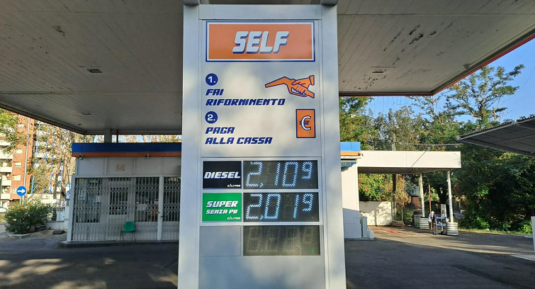 https://st.ilfattoquotidiano.it/wp-content/uploads/2026/08/22/benzina-sopra-2-euro.png