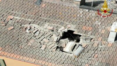 Copertina di Perugia, crolla tetto palazzina: due feriti