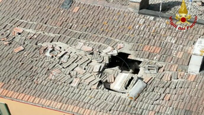 Perugia, crolla tetto palazzina: due feriti