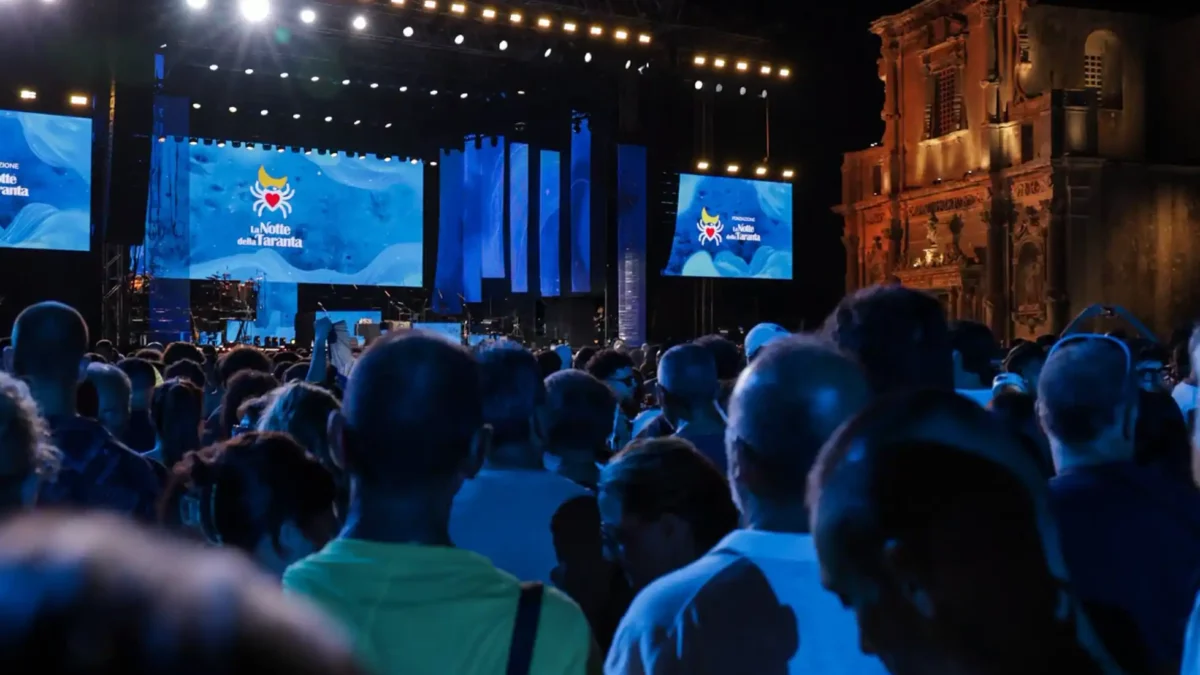 La Notte della Taranta 2026 incanta l’Europa, a Melpignano 150mila cuori battono al ritmo della “pizzica”. Il Mediterraneo di Ermal Meta e l’inno di Beyoncé che diventa “tutte le zitelle”: il racconto della serata