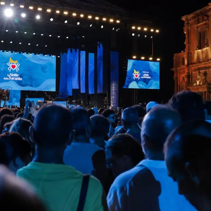 La Notte della Taranta 2026 incanta l’Europa, a Melpignano 150mila cuori battono al ritmo della “pizzica”. Il Mediterraneo di Ermal Meta e l’inno di Beyoncé che diventa “tutte le zitelle”: il racconto della serata