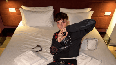 Copertina di Droga e una pistola clandestina in casa: arrestato a Milano il rapper Tony Boy. La perquisizione in diretta su Instagram: “Non ho capito perché siete in casa mia”