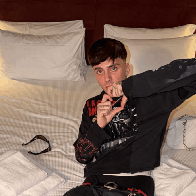 Droga e una pistola clandestina in casa: arrestato a Milano il rapper Tony Boy. La perquisizione in diretta su Instagram: “Non ho capito perché siete in casa mia”