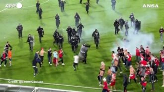 La partita di calcio finisce in rissa, polizia in tenuta antisommossa disperde i tifosi violenti
