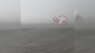 Copertina di Le raffiche di vento ribaltano l’aereo nello scalo di Forlì: il video impressionante durante il nubifragio