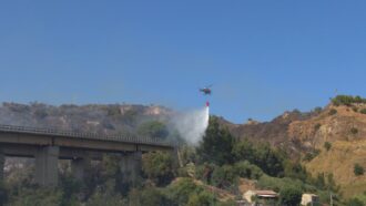 Copertina di Incendio tra Taormina e Giardini Naxos, minacciate le abitazioni. Il sindaco De Luca: “Situazione tragica” – Video