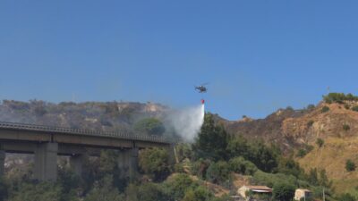 Copertina di Incendio tra Taormina e Giardini Naxos, minacciate le abitazioni. Il sindaco De Luca: “Situazione tragica” – Video