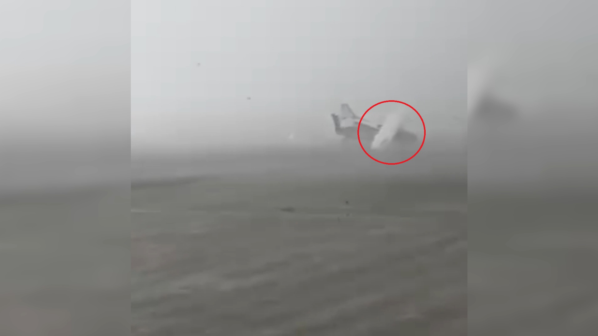 le raffiche di vento ribaltano l8217aereo nello scalo di forl236 il video impressionante durante il nubifragio da Ilfattoquotidiano.it le raffiche di vento ribaltano l8217aereo nello scalo di forl236 il video impressionante durante il nubifragio