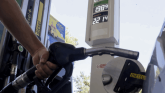 Copertina di Gasolio, Giorgetti attiva le accise mobili e guadagna due giorni: sconto di 17 cent fino al 26 agosto. Schlein: “Tassi gli extraprofitti senza aspettare l’Ue”