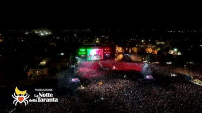 Copertina di L’Inno di Mameli a suon di tamburello: il video dell’apertura solenne della Notte della Taranta 2026